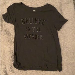 grey, “believe in the wonder”, old navy t shirt